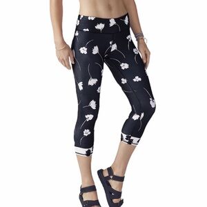 NWT FABLETICS SALAR CAPRI FLORAL LEGGINGS XS